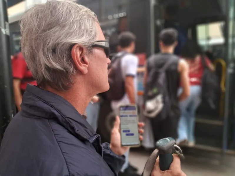 APLICATIVOS DE TRANSPORTE PÚBLICO PARA PESSOAS COM DEFICIÊNCIA VISUAL 